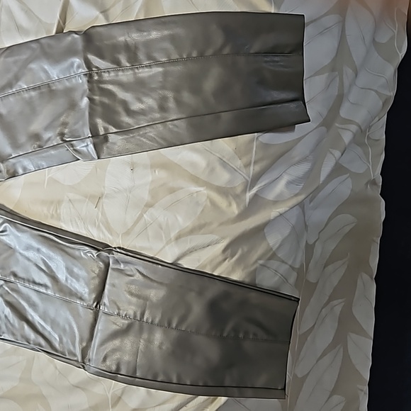 Womans - Picture 2 of 3